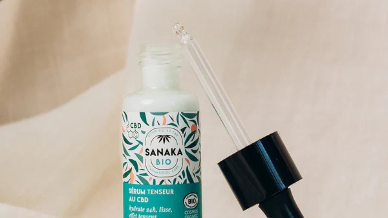 Sérum tenseur au CBD de la marque Sanaka Bio, flacon avec pipette sur fond naturel