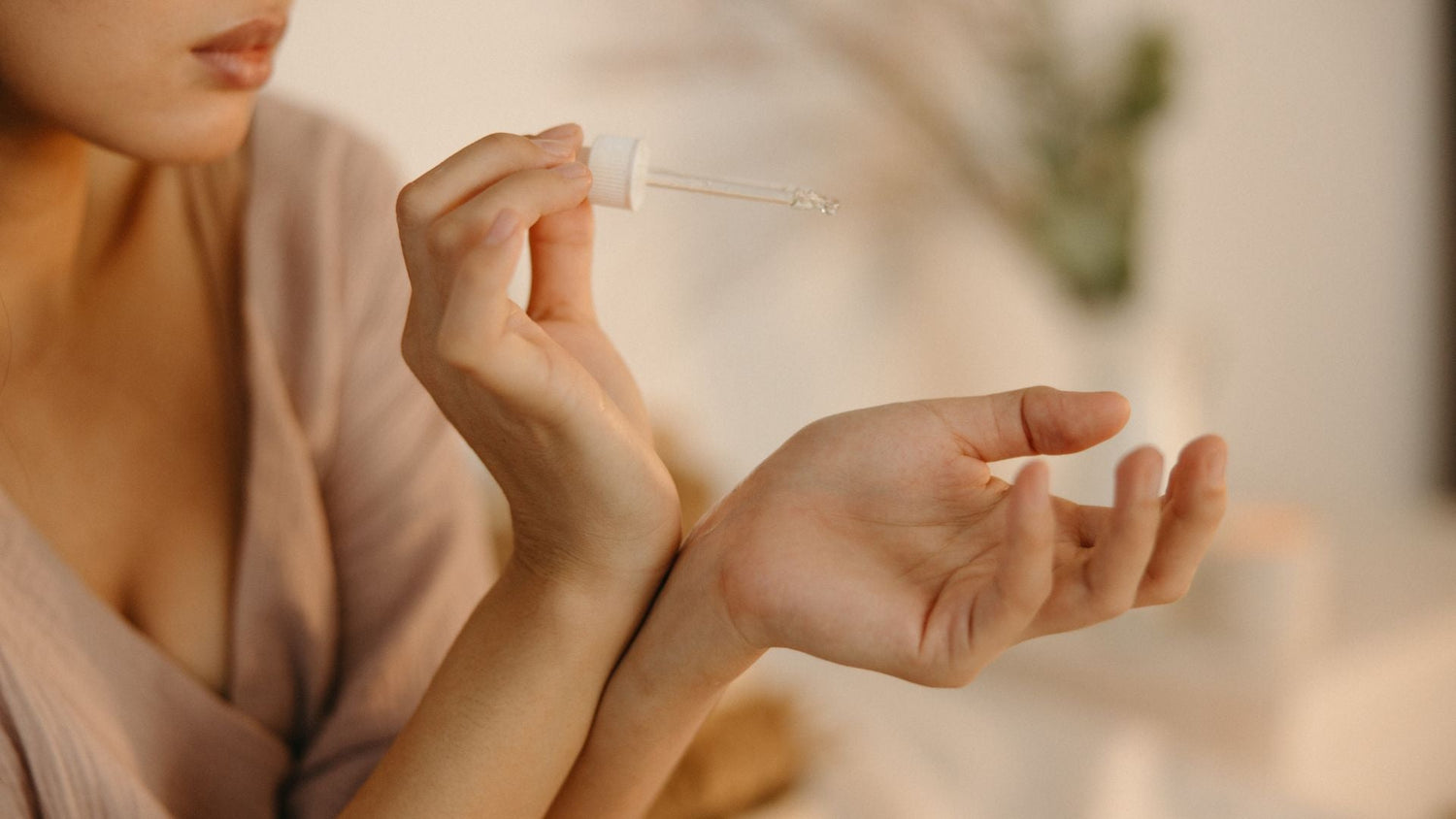 Application de parfum sur le point de pulsation du poignet pour une meilleure tenue de la fragrance.